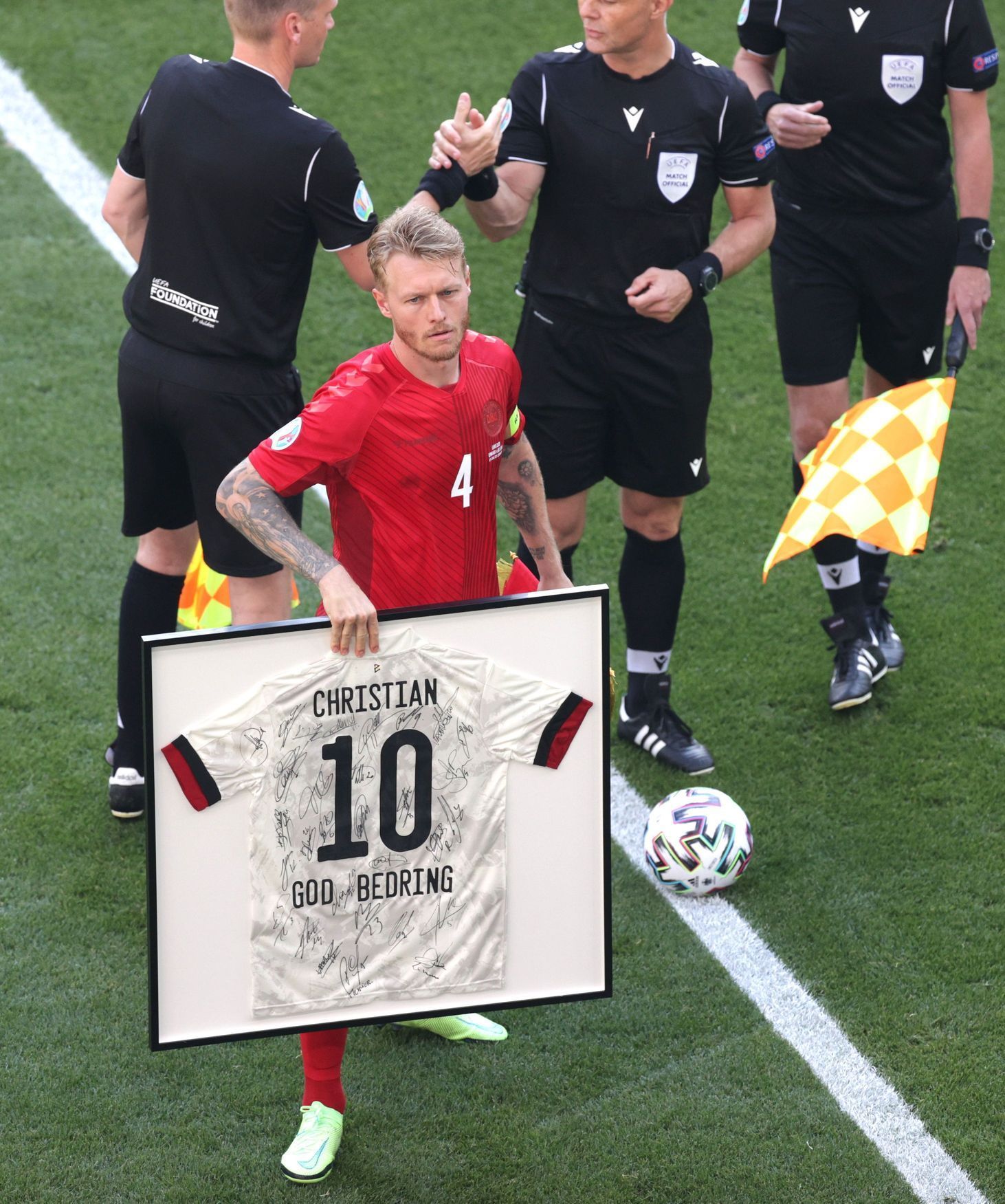 fotbal, ME, Euro 2020, Dánsko - Belgie, kapitán Dánska Simon Kjaer se zarámovaným dresem Christiana Eriksena před výkopem