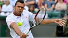 Francouzský tenista Jo-Wilfried Tsonga vrací míček Lleytonovi Hewittovi z Austrálie v 1. kole Wimbledonu 2012.