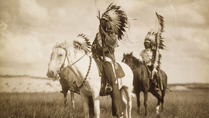 Edward S. Curtis nafotil přes 40 tisíc skleněných negativů s indiánskou tematikou.