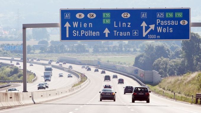 V Rakousku od 1. srpna na vybraných úsecích testují povolenou rychlost 140 km/h. Limit pro alkohol je 0,5 promile.
