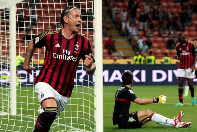 Milánský Mexes slaví gól do sítě Cagliari