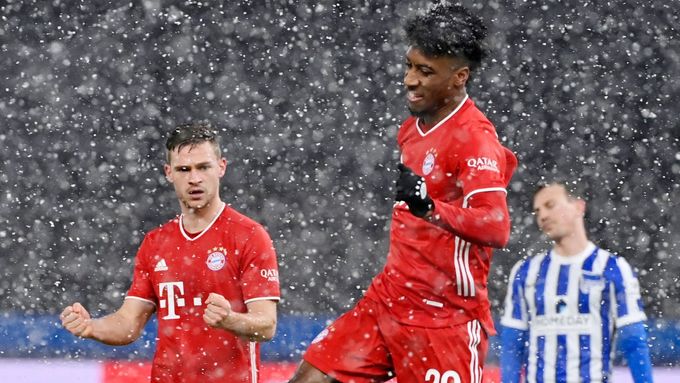 Kingsley Coman z  Bayernu Mnichov slaví gól v síti Herthy Berlín