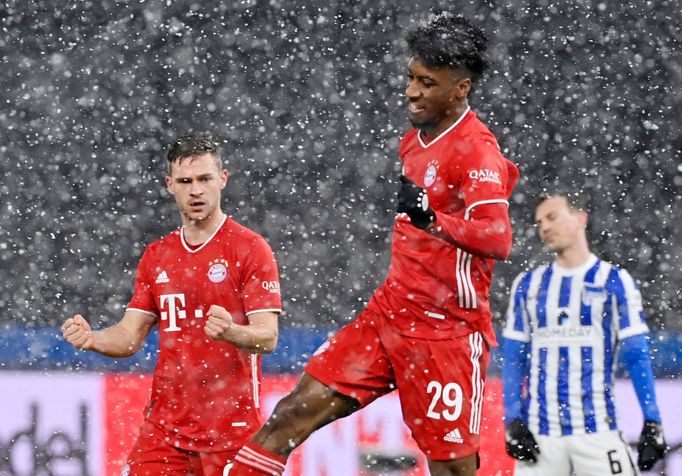 Kingsley Coman z  Bayernu Mnichov slaví gól v síti Herthy Berlín