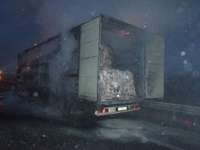 Požár návěsu zablokoval silnici R52