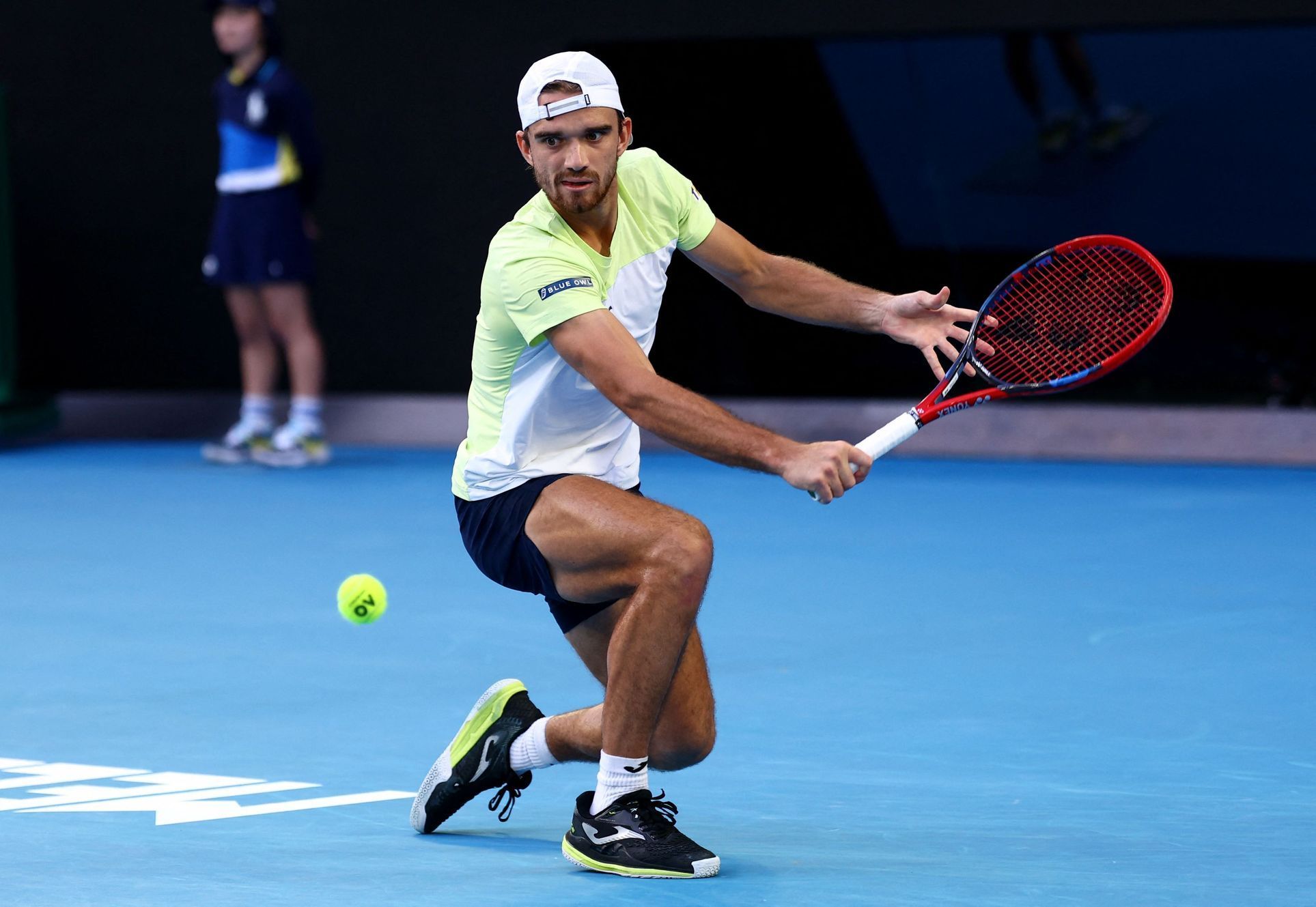 Tomáš Macháč v zápase 3. kola Australian Open s Novakem Djokovičem