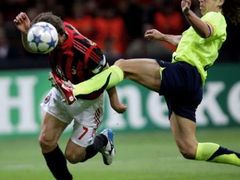 Andrej Ševčenko z AC Milán (vlevo)atakovaný barcelonským Carlesem Puyolem.