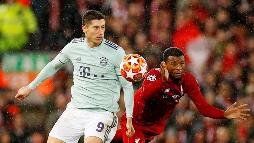 Osmifinále Ligy mistrů 2018/19, Liverpool - Bayern: Robert Lewandowski (v bílém) bojuje s Georginiem Wijnaldumem