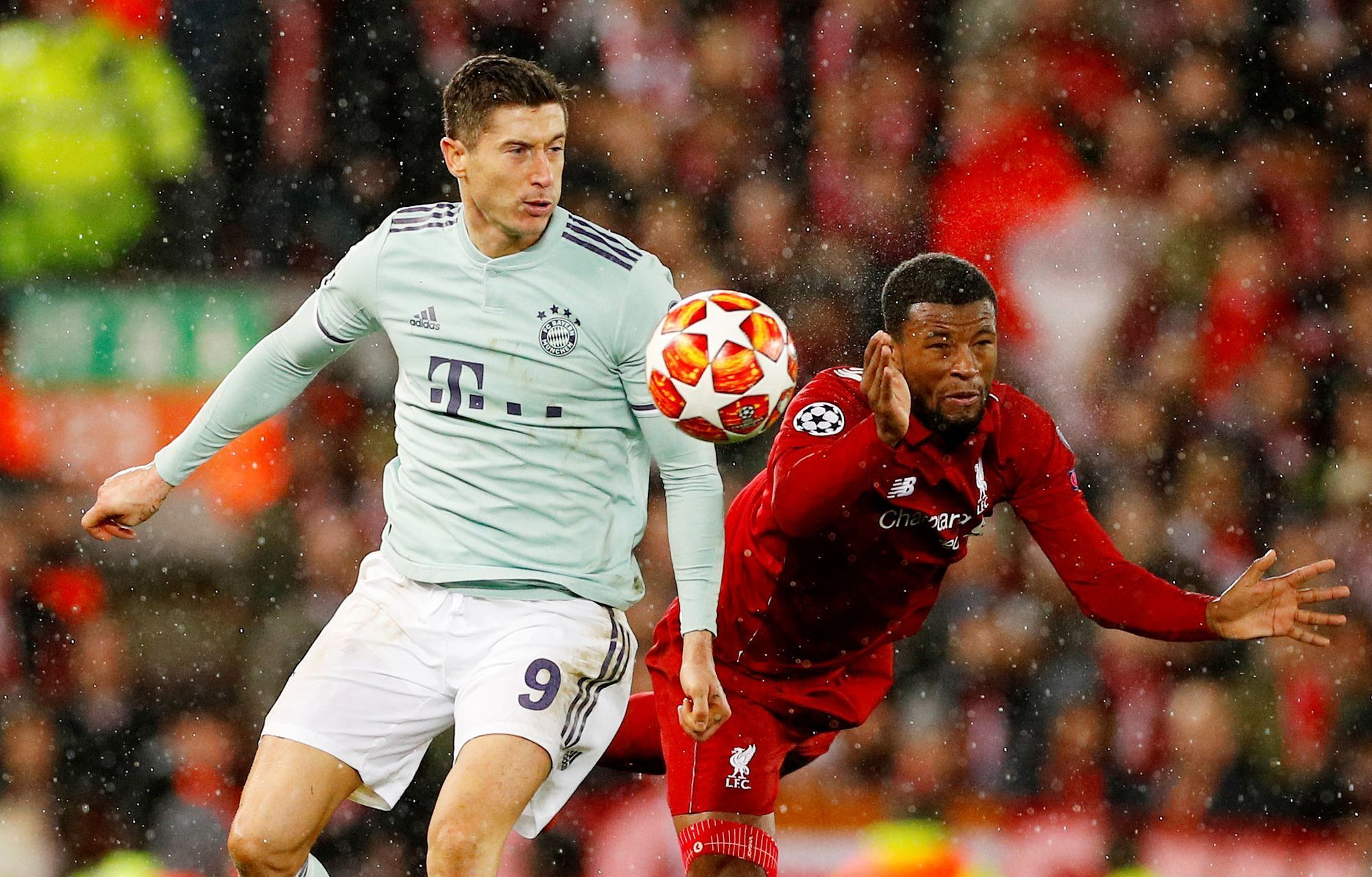 Osmifinále Ligy mistrů 2018/19, Liverpool - Bayern: Robert Lewandowski (v bílém) bojuje s Georginiem Wijnaldumem