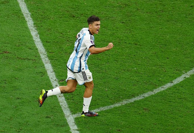 Finále MS ve fotbale 2022, Argentina - Francie: Paulo Dybala slaví proměněnou penaltu.