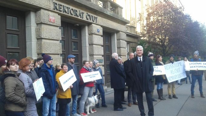 Studentský protest za odvolání rektora Petra Konvalinky.