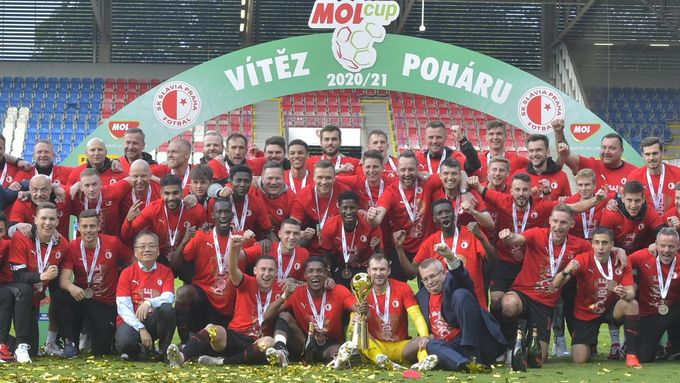Fotbalisté Slavie s trofejí pro vítěze MOL Cupu po letošním finále