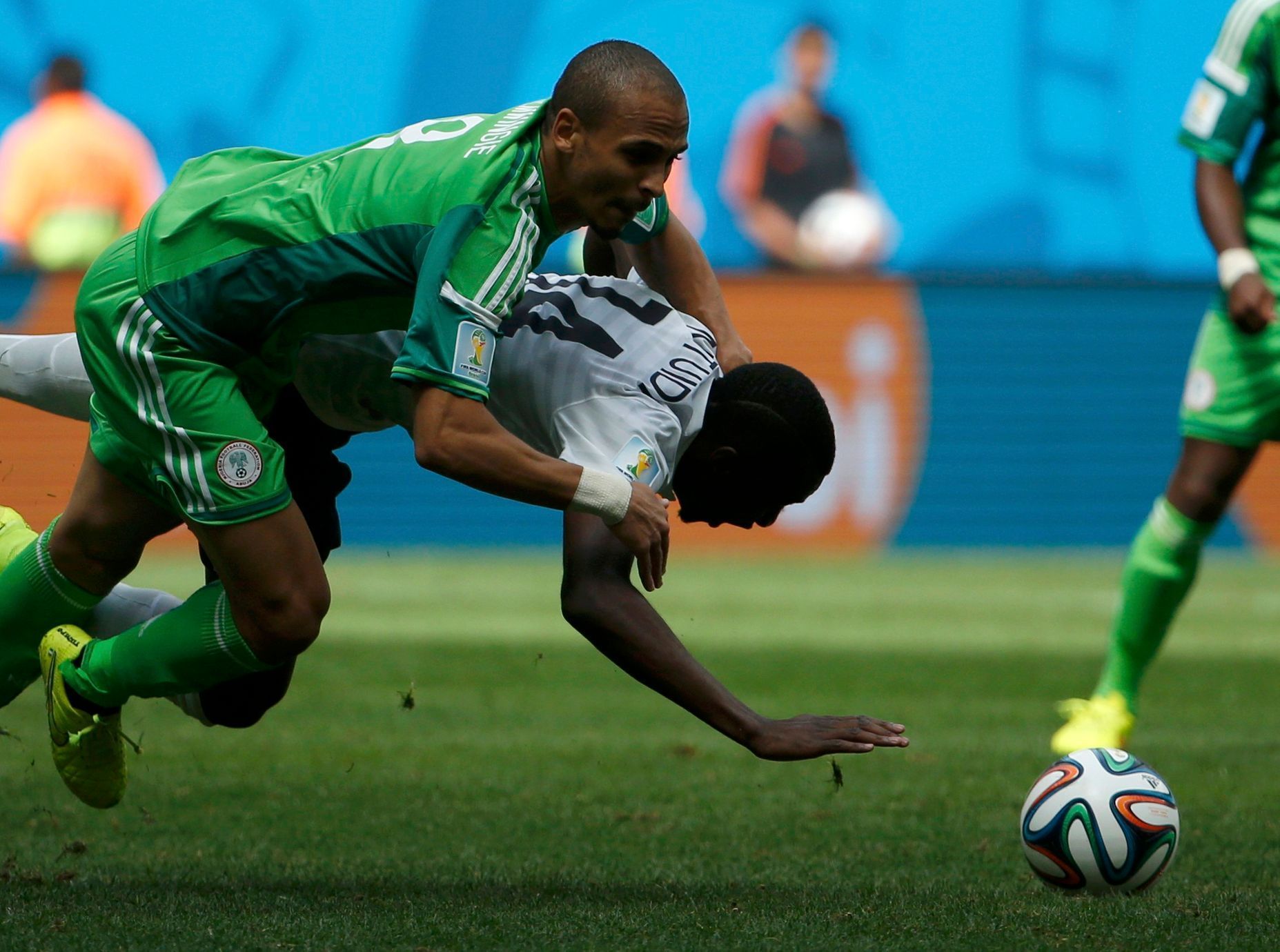 MS 2014, Francie-Nigérie:Blaise Matuidi -  Peter Odemwingie (vlevo)