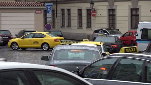 VIDEO: Protest pokračuje. Taxikáři ucpali okolí pražského magistrátu