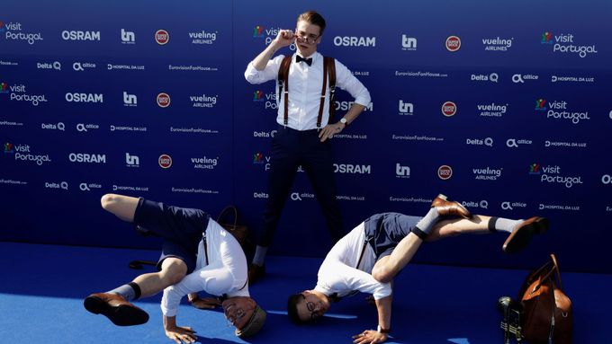 Mikolas Josef pózuje na modrém koberci při zahájení soutěže Eurovision Song Contest.