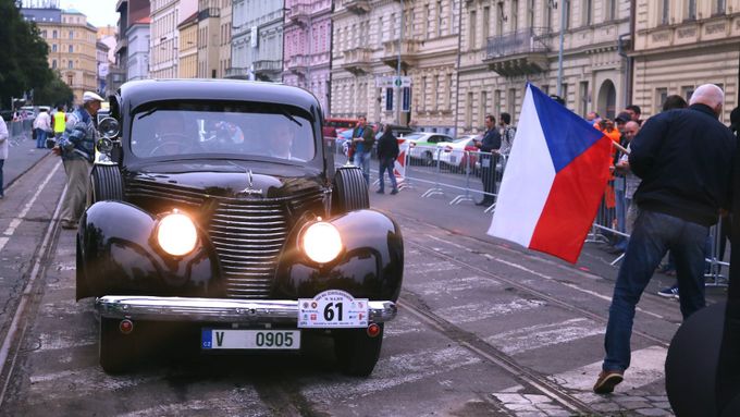 Start loňského ročníku 1000 mil československých, právě vyjíždí Škoda Superb OHV.
