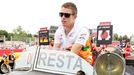 Paul di Resta se, stejně jako ostatní piloti, vezl na slavnostní zahájené Velké ceny ve stylovém veteránu.