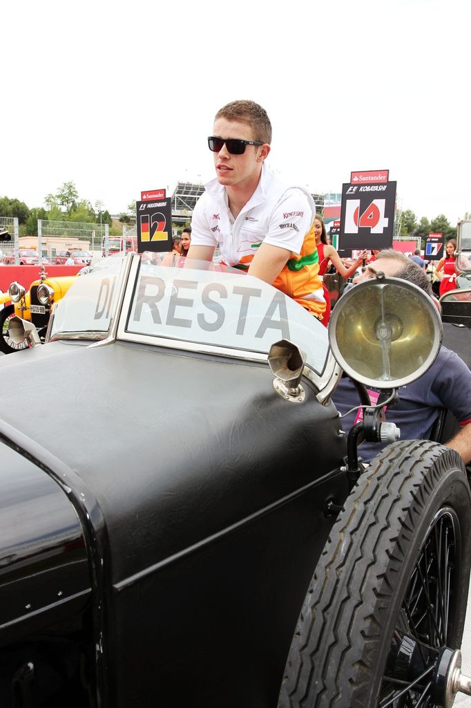 Paul di Resta se, stejně jako ostatní piloti, vezl na slavnostní zahájené Velké ceny ve stylovém veteránu.