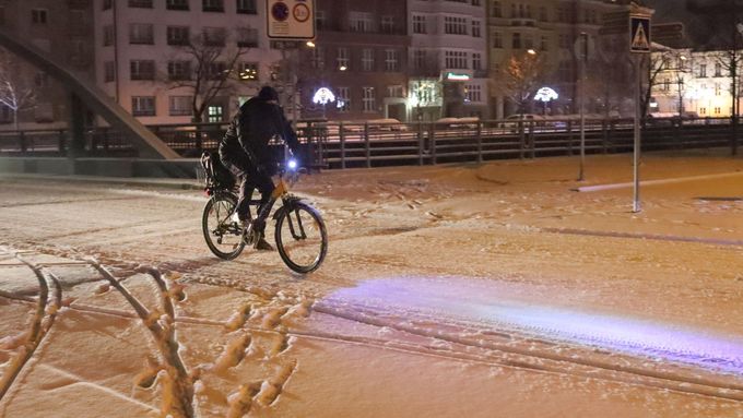 Sněžení zasáhlo podle předpovědi meterologů i České Budějovice. Na snímku jsou záběry z města v časných ranních hodinách.
