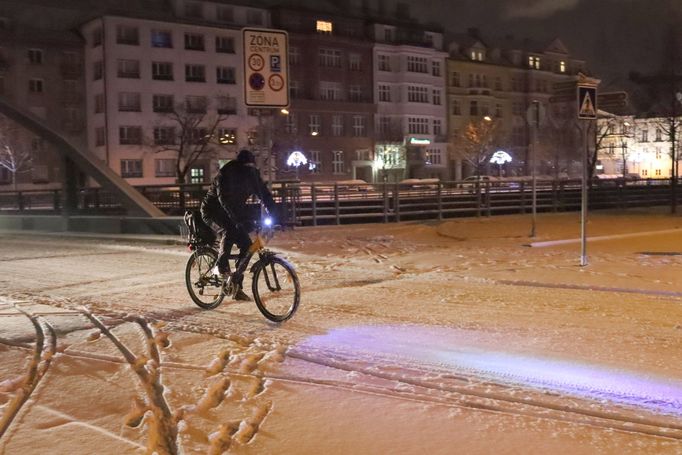 Sněžení zasáhlo podle předpovědi meterologů i České Budějovice. Na snímku jsou záběry z města v časných ranních hodinách.