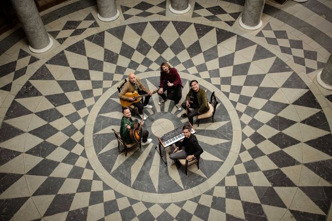 Kapela Chinaski natočila videoklip ke své písni Bylo nebylo v knihovně zámku Kačina.