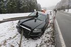 Audi po střetu s kamionem skončilo v plotě, autem projely dřevěné kůly. Řidič je v nemocnici