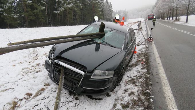 Audi po nehodě projely dřevěné kůly