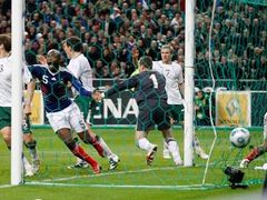 Francie střílí Irsku postupový gól na MS