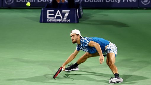 Tomáš Macháč v zápase proti Djokovičovi v Dubaji.