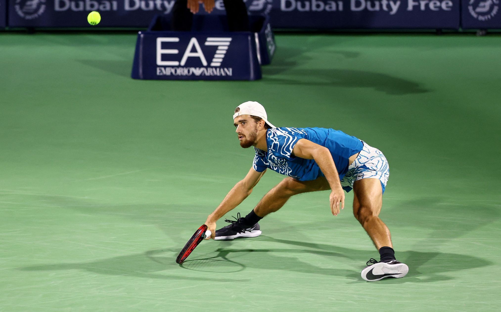 Tomáš Macháč v zápase proti Djokovičovi v Dubaji