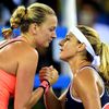 Petra Kvitová (vlevo) ve finále turnaje je Wu-Chanu proti Domice Cibulkové