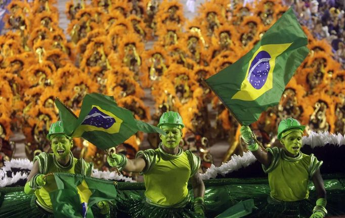 Revellers of the uniao da ilha Uniao da Ilha samba school participate on the first night of the annual Carnival parade in Rio de Janeiro's Sambadrome, February 11, 2013. REUTERS/Ricardo Moraes (BRAZIL - Tags: SOCIETY) Published: Úno. 11, 2013, 5:21 dop.