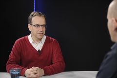 Hraje se vysoká hra, chaos je součástí plánu. Expert o "šokujících" krocích Trumpa