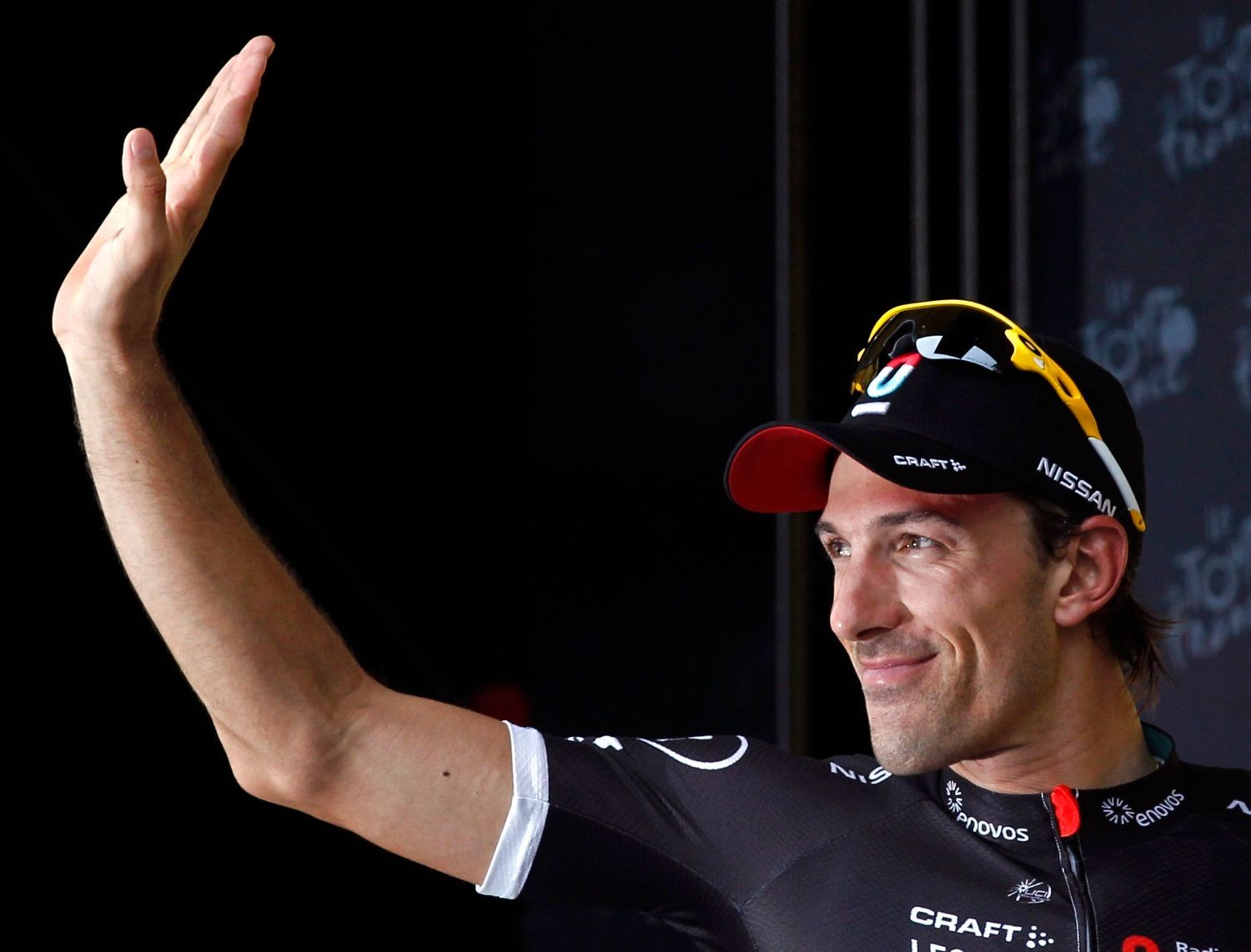 Švýcarský cyklista Fabian Cancellara mává fanouškům v Boulogne-sur-Mer během 99. Tour de France
