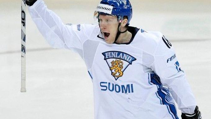 Finský hráč Hynonen se raduje z první branky svého týmu, kterou vstřelil Niko Kapanen