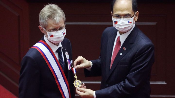Vystrčil dostal na Tchaj-wanu medaili. Tamní parlament mu poděkoval, že přijel
