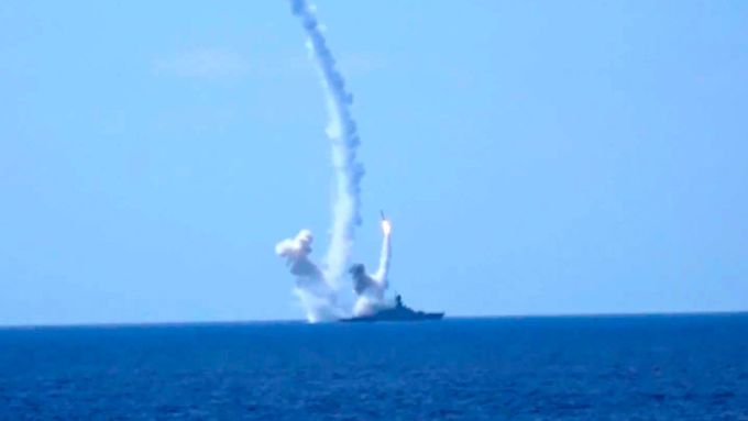 Ruské námořnictvo zaútočilo na Islámský stát střelami ze Středomoří.