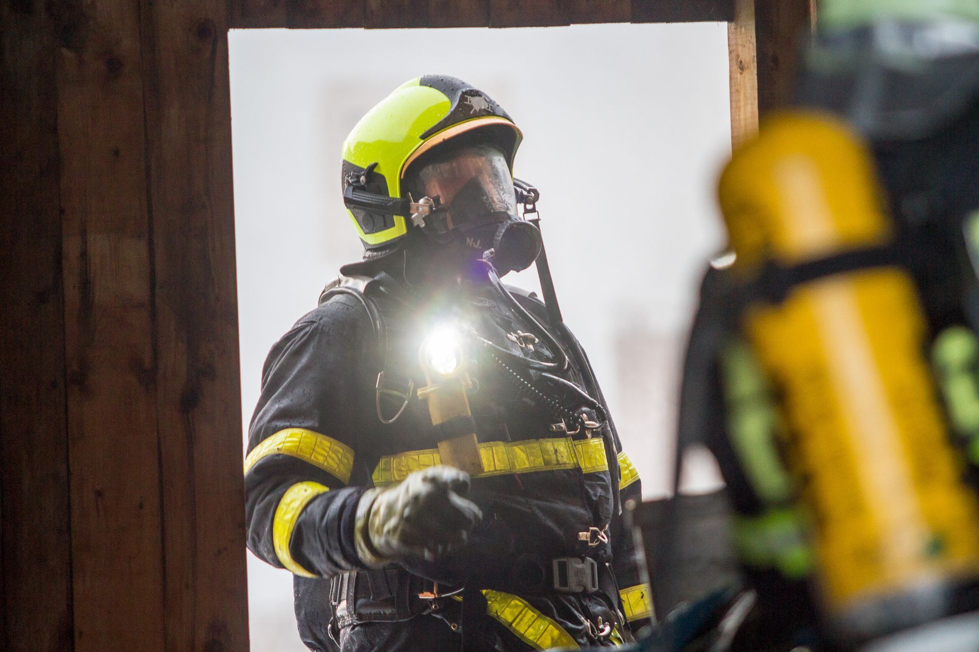 Hasič Vlastimil Kremel z Novojičínska zasahoval během dvaceti let téměř u dvou tisíc výjezdů. Snímky ho zachycují při práci. Nyní je vážně nemocný a přátelé pro něj uspořádali sbírku, aby mu pomohli.