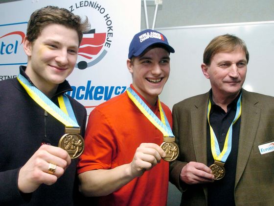 Ladislav Šmíd (zleva), Rostislav Olesz a Alois Hadamczik s bronzem z MS juniorů 2005.