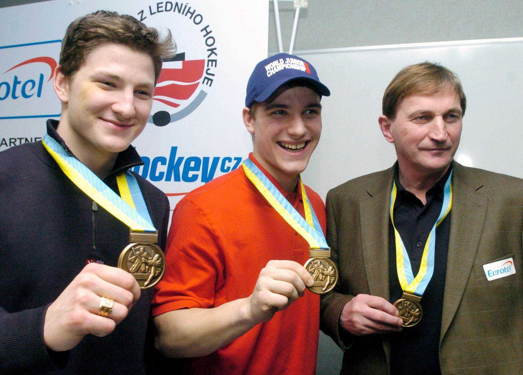 Ladislav Šmíd (zleva), Rostislav Olesz a Alois Hadamczik s medailemi z MS juniorů 2005