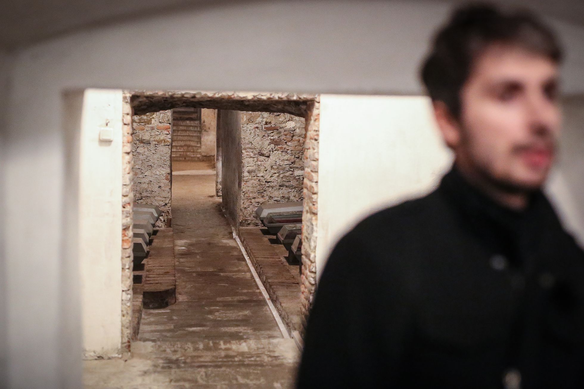 Na den pod zem - prohlídka podzemí Národního divadla a kostela Pražského Jezulátka