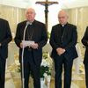 Kardinálové oznámili smrt papeže
