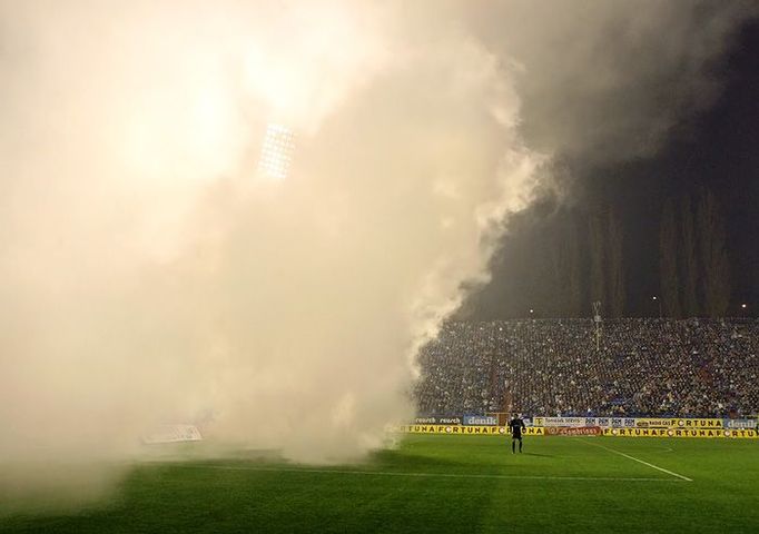 Na začátku druhé poloviny vhodili fanoušci Sparty Praha dýmovnici na ostravský trávník. Bohužel na polovinu, kde právě chytal jejich vlastní gólman...