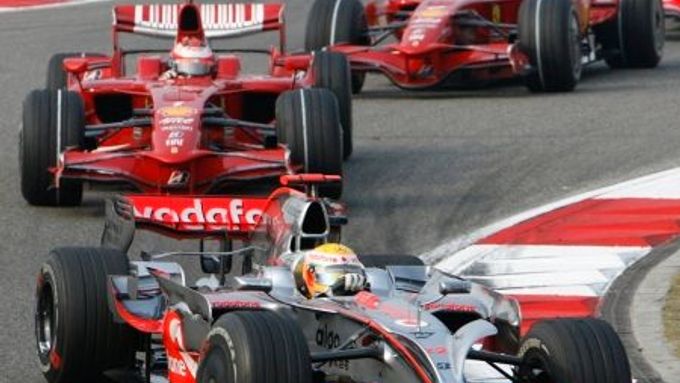 Lewis Hamilton udržel celý víkend obě Ferrari za sebou.