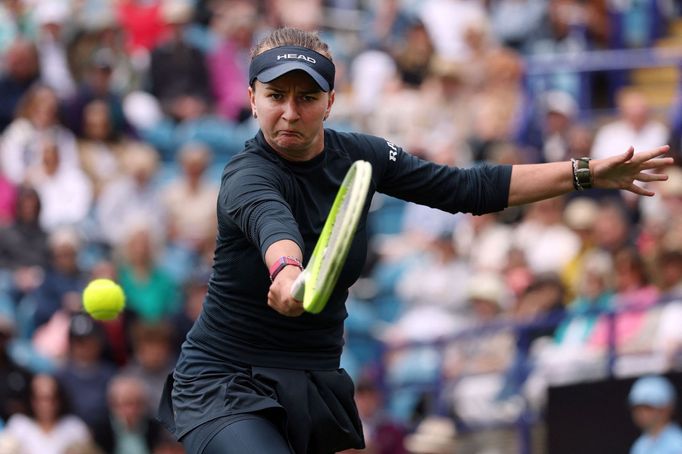 Barbora Krejčíková v utkání 1. kola turnaje v Eastbourne