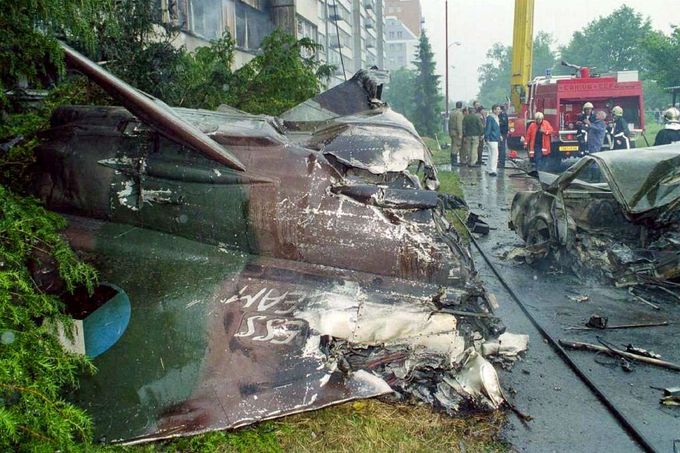 Trosky jednoho z letadel, které se zřítilo na parkoviště v českobudějovickém sídlišti Vltava. 8. 6. 1998