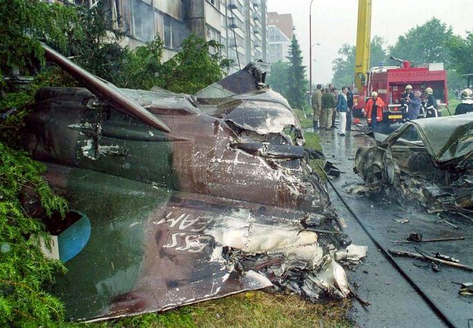 Trosky jednoho z letadel, které se zřítilo na parkoviště v českobudějovickém sídlišti Vltava. 8. 6. 1998