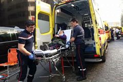 Před tureckým konzulátem v Bruselu se střetli příznivci a odpůrci Erdogana, několik lidí je zraněno