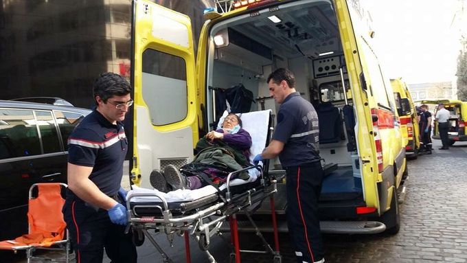 Sanitka odváží zraněnou ženu po střetu zastánců a odpůrců Erdogana v Bruselu