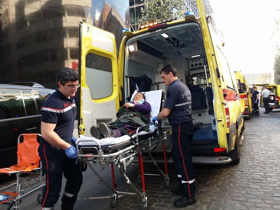 Sanitka odváží zraněnou ženu po střetu zastánců a odpůrců Erdogana v Bruselu