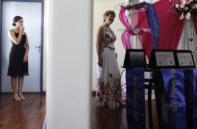 A contestant walks on stage during a beauty contest for elderly women in honour of Mother's Day, in Sao Paulo May 10, 2012. The event was held to promote greater self-esteem among senior citizens, according to organizer Nilton Guedes. REUTERS/Nacho Doce (BRAZIL - Tags: SOCIETY) Published: Kvě. 11, 2012, 3:34 dop.